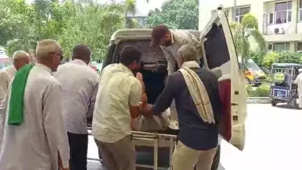 पानीपत: पानीपत में दो ट्रकों की टक्कर में ट्रक चालक की मौत, पूर्व गैंगस्टर सोनू मालपुरिया ने घायल को अस्पताल में भर्ती करवाया