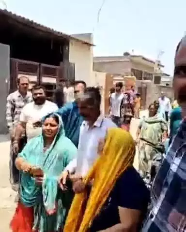 जगाधरी: अमरपुरी कॉलोनी में चोरी के इरादे से छत पर चढ़े युवक को कॉलोनी वालों ने पकड़कर पुलिस के हवाले किया