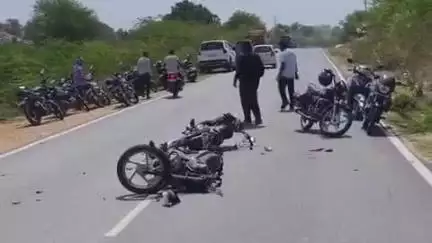 आसपुर: मोवाई मोड़ के पास दो बाइकें आमने-सामने भिड़ीं, तीन युवक हुए घायल