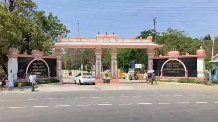 விருதுநகர்: விருதுநகர் மாவட்ட ஆட்சியர் அலுவலக வளாகத்தில் உள்ள கடைகள் பொதுப்பணித் துறையால் இடிக்கப்படும் நடவடிக்கை ஆட்சியரால் ஒத்திவைக்கப்பட்டுள்ளது.