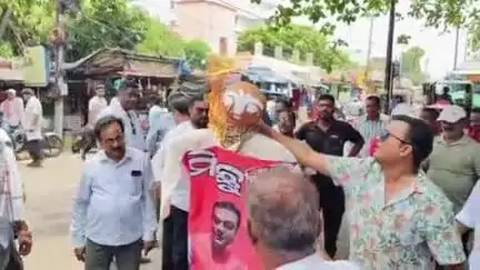 ପୁରୀ ମ୍ୟୁନିସିପାଲଟି: କଚେରୀ ଛକ ଠାରେ ଜିଲ୍ଲା କଂଗ୍ରେସ କମିଟି ପକ୍ଷରୁ ବିଜେପି  ସାଂସଦ ଙ୍କ କୁଶପୁତ୍ତଳିକା ଦାହ ସହ ବିକ୍ଷୋଭ ପଦର୍ଶନ କରାଯାଇଛି