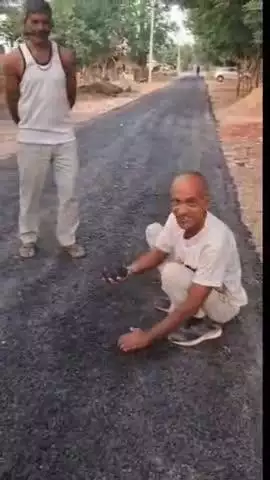 बाह: विक्रमपुर गांव में 12 घंटे में उखड़ने लगी नई सड़क, वीडियो हुआ वायरल