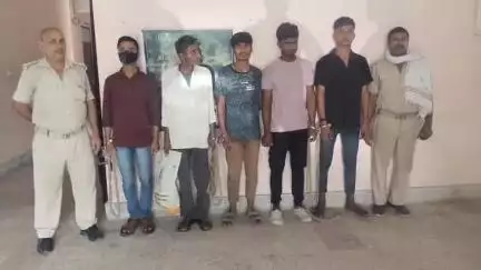 लखीसराय: उत्पाद थाना लखीसराय पुलिस ने तीन शराब तस्करों और दो शराबियों को किया गिरफ्तार