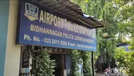 রাজারহাট: অপরাধমূলক কার্যকলাপের আগে দুষ্কৃতীকে আগ্নেয়াস্ত্র সহ ধরল এয়ারপোর্ট থানার পুলিশ