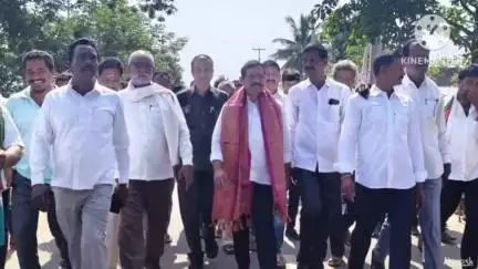 కేసముద్రం: కే సముద్రంలో ఇందిరమ్మ ఇళ్ల లబ్ధిదారులకు పట్టాల పంపిణీ చేపట్టిన ఎమ్మెల్యే మురళి నాయక్