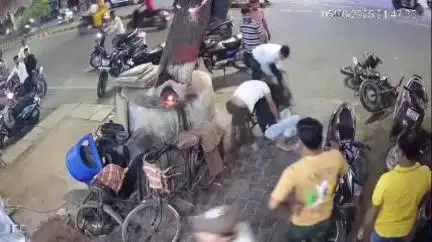 झांसी: आशिक चौराहे के पास सरेबाजार दबंगई, रोडरेज के चक्कर में सड़क पर हुई मारपीट