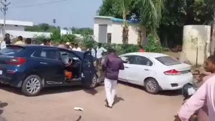 కోరుట్ల: మేడిపల్లి వద్ద రెండు కార్లు ఢీకొని పలువురికి స్వల్ప గాయాలు