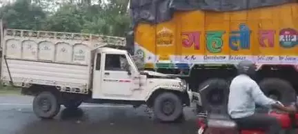 कुचायकोट: चैनपट्टी गांव के पास सड़क किनारे खड़े ट्रक में पिकअप ने मारी टक्कर, तीन लोग घायल