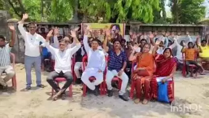 बहराइच: कलेक्ट्रेट स्थित धरना स्थल पर राष्ट्रधारक दल के पदाधिकारियों ने किया धरना प्रदर्शन, सौंपा ज्ञापन