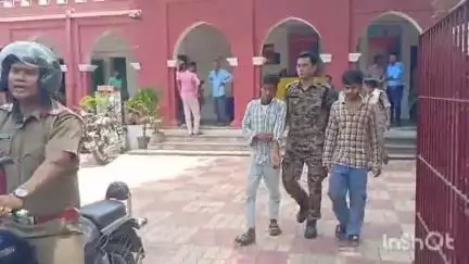 কোচবিহার ১: আত্মসমর্পণকারী বাংলাদেশীদের আদালতে হাজির করার জন্য নিয়ে গেল পুলিশ