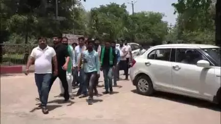 एटा: मे.कॉलेज में मरीज के साथ दुर्व्यवहार को लेकर भाकियू स्वराष्ट्र के राष्ट्रीय अध्यक्ष ने डीएम कार्यालय में सौंपा ज्ञापन