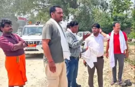 नौगढ़: नगर पालिका अध्यक्ष ने तिलकनगर वार्ड में टैक्सी स्टैंड के निर्माण के लिए भूमि का किया निरीक्षण