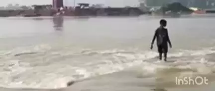 গুৱাহাটী: গুৱাহাটীৰ চন্দ্ৰপুৰত ভয়ংকৰ ঘটনা, কলং নৈৰ বানে উটুৱাই নিলে দুজনক, কোনোমতে এজন লোকক জীৱন্তে উদ্ধাৰ