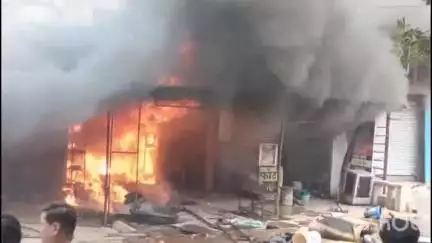 दुर्ग: सुपेला स्थित एक चप्पल दुकान में लगी भीषण आग, फायर ब्रिगेड की टीम ने आग पर पाया काबू