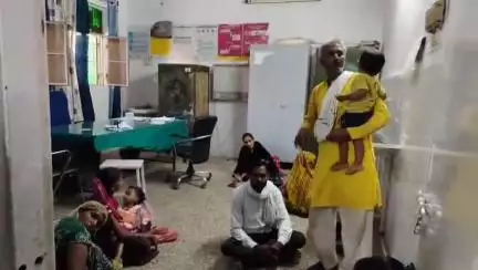 महोबा: जिला पुरुष अस्पताल में तैनात बाल रोग विशेषज्ञ 11 बजे तक रहे नदारद, मरीज और तीमारदार परेशान
#jansamasya