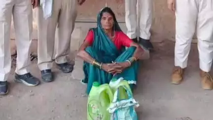 जांजगीर: फरहदा गांव में 12 लीटर महुआ शराब जब्त, 65 वर्षीय महिला को किया गया गिरफ्तार