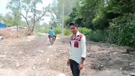 नवाबगंज: शहजादपुर गांव में पब्लिक एप की खबर का दिखा असर, मार्ग पर हुए जलभराव से मिली निजात; आवागमन हुआ आसान #jansamasya