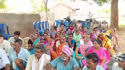 సిర్పూర్ టి: రైతులను ఇబ్బందులకు గురి చేస్తున్న కాంగ్రెస్ ప్రభుత్వం, ఆరెగూడ గ్రామంలో ప్రజల సమస్యలను తెలుసుకున్న ఆర్ఎస్ ప్రవీణ్ కుమార్