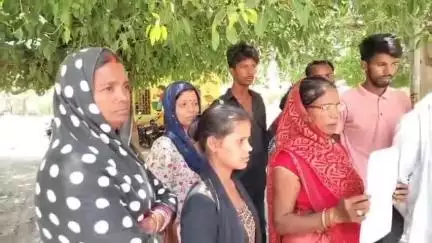 मऊ: कलेक्ट्रेट में रैनी बैराजपुर गांव के पीड़ितों ने डीएम को सौंपा ज्ञापन व मारपीट के मामले में कार्रवाई की उठाई मांग