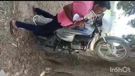 सिरौली गौसपुर: टिकैत नगर व थाना दरियाबाद क्षेत्र के बॉर्डर के पास युवक का बाइक को पेड़ पर चढाने की कोशिश का वीडियो हुआ वायरल