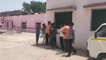 महोबा: चिचारा गांव स्थित क्रशर प्लांट की चपेट में आने से ट्रक क्लीनर की हुई मौत, पुलिस ने शव का कराया पोस्टमार्टम