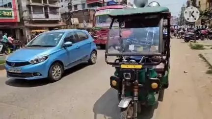 আরামবাগ: পথ দুর্ঘটনা কম করতে পুলিশের পক্ষ থেকে আরামবাগ শহরে করা হচ্ছে জরুরি মাইকিং