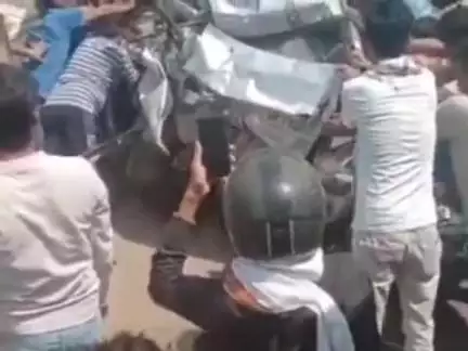 घाटमपुर: घाटमपुर में तीन वाहनों की भीषण टक्कर, एक महिला गंभीर हालत में हैलेट रेफर