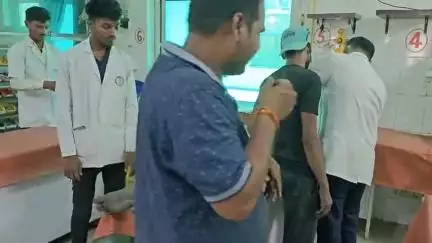 मिर्ज़ापुर: शहर कोतवाली थाना क्षेत्र के तरकापुर मोहल्ले में सीमेंट के टीन सीट पर बैठकर वेल्डिंग करते समय टीन सेट गिरने से किशोर घायल
