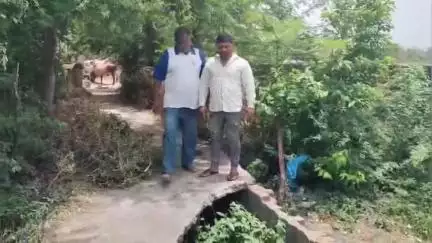 તળાજા: વરસાદી પાણીના નિકાલ માટેની ગટરનો સમારકામ તેમજ સાફ-સફાઈ કરવા માટે સ્થળ ઉપર રજૂઆત કરવામાં આવી હતી
#jansamasya