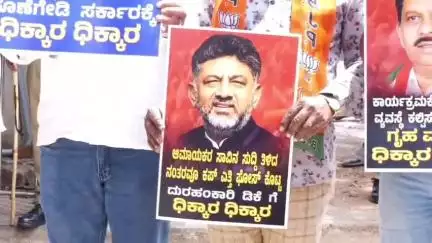 ತುಮಕೂರು: ಆರ್ ಸಿಬಿ  ಸಂಭ್ರಮಾಚರಣೆ ವೇಳೆ 11 ಮಂದಿ ಅಭಿಮಾನಿಗಳ ಸಾವು ಖಂಡಿಸಿ ನಗರದಲ್ಲಿ ಸಿಎಂ ಭಾವಚಿತ್ರ ಸುಟ್ಟು  ಬಿಜೆಪಿಯಿಂದ ಪ್ರೊಟೆಸ್ಟ್
