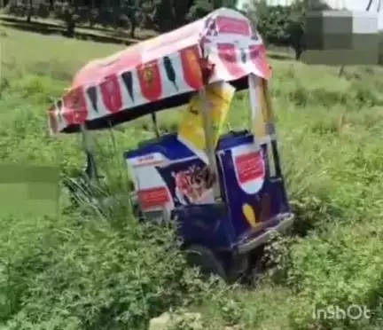 बेहट: खुशहालपुर रोड पर कार और बाइक की भीषण टक्कर, हादसे में दो लोग घायल, कार खाई में गिरी