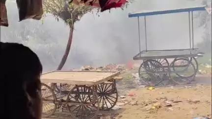 एटा: प्राचीन कैलाश मंदिर के समीप तालाब में पड़े कूड़े में लगी भीषण आग, मौके पर पहुंची फायर ब्रिगेड ने पाया आग पर काबू