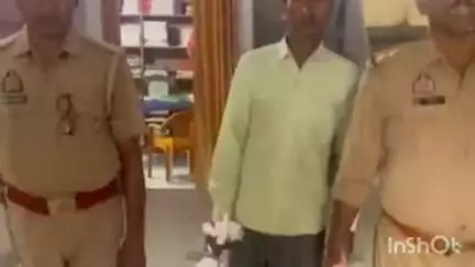 अलीगंज: नयागांव थाना पुलिस ने चेकिंग के दौरान एक अभियुक्त को 24 पऊआ अवैध देशी शराब के साथ किया गिरफ्तार