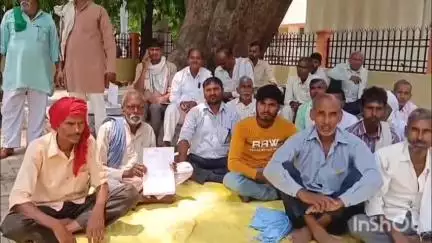 मैनपुरी: कुरावली क्षेत्र में नलकूप की लाइन न जोड़े जाने से परेशान ग्रामीणों ने SDO के खिलाफ दिया धरना #jansamasya