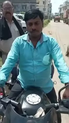 बेतिया: झिल्लियां के पास से 46 लीटर देशी शराब बरामद, एक गिरफ्तार और बाइक जब्त
