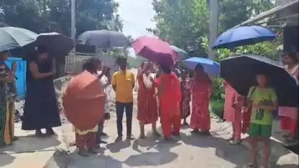 জলপাইগুড়ি: জলপাইগুড়ি শহরে বেহাল রাস্তা, অবরোধ বাসিন্দাদের