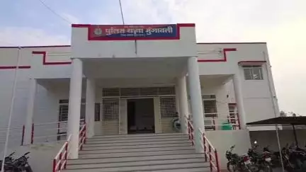 मुंगावली: सार्वजनिक स्थान पर आईबी की बोतल से शराब पीते पाए जाने पर पुलिस ने मामला दर्ज किया