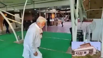 સાવરકુંડલા: સાવરકુંડલા માનવમંદિરમા છાત્રાલયના ઉદ્ઘાટનમાં તલગાજરડા ખાતે વિશ્વપ્રખ્યાત પૂ.મોરારીબાપુના આશીર્વાદ લેતા પૂ.ભક્તિરામ બાપુ
