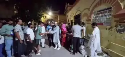 सुल्तानपुर: राष्ट्रीय सेवा संघ के कार्यकर्ताओं ने गुरुवार रात 448 जरूरतमंदों को परोसा भोजन