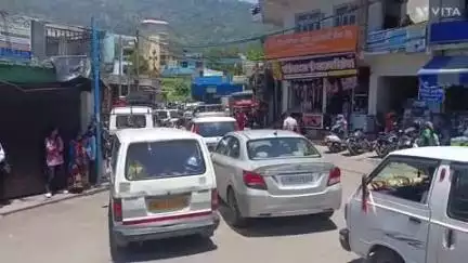 द्वाराहाट: जाम के कारण द्वाराहाट में लोग हुए परेशान, यात्रा मार्ग होने से तीर्थ यात्रियों सहित स्थानीय जनता को हो रही परेशानी
