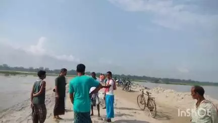 মানকাচৰ: ৰাইজৰ দান বৰঙণিৰে নিৰ্মাণ হোৱা ২ কোটিটকীয়া নিছিনপুৰ নদী বান্ধ নৈৰ বুকুত বিলীন