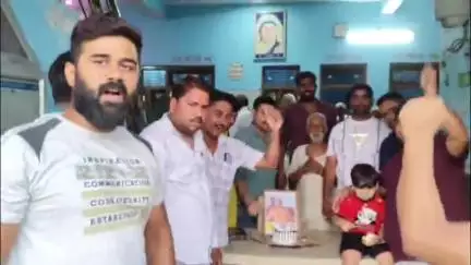 आंवला: आंवला में मुख्यमंत्री के जन्मदिन पर हिंदू युवा वाहिनी ने वृद्धाश्रम और मानसिक मंदित आश्रम में बांटी फल-मिठाई