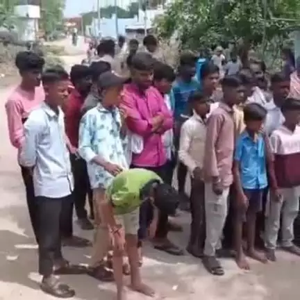 ರಾಯಚೂರು: ಕಾನೂನು ಸುವ್ಯವಸ್ಥೆಗೆ ಧಕ್ಕೆಯಾದರೆ ಶಿಸ್ತು ಕ್ರಮ; ಬೋಳಮಾನದೊಡ್ಡಿಯಲ್ಲಿ ಖಾಕಿ ಎಚ್ಚರಿಕೆ