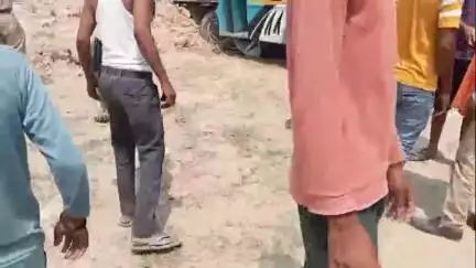 बिलग्राम: नयागांव के पास सवारियों से भरी खड़ी बस में ट्रक ने मारी टक्कर, बस खाई में गिरी, एक की मौत, 7 लोग गंभीर घायल