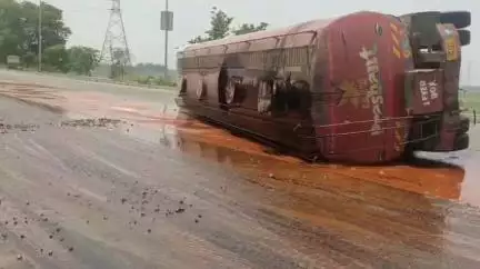 शाहजहांपुर: आरसी मिशन क्षेत्र में कनेग गांव के पास नेशनल हाईवे पर शीरे से भरा टैंकर अनियंत्रित होकर पलटा, मौके पर पहुंची पुलिस