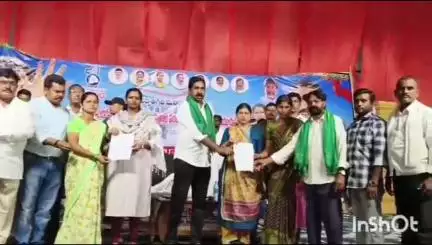 పర్వతగిరి: పర్వతగిరి లో ఇందిరమ్మ ఇళ్ల లబ్ధిదారులకు మంజూరు పత్రాలను అందజేసిన ఎమ్మెల్యే