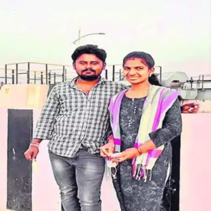 పెద్దపల్లి జిల్లాలో బైక్‌ను ఢీకొట్టిన లారీ, బావ మరిది పెళ్లికి వెళ్తూ భార్యా భర్తలు మృతి