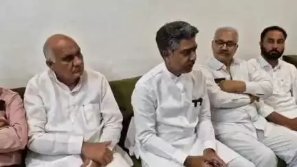 सिरसा: डबवाली रोड स्थित इनेलो कार्यालय में मीडिया से बात करते हुए डबवाली विधायक ने कहा- सरकार किसानों के साथ कर रही है खिलवाड़