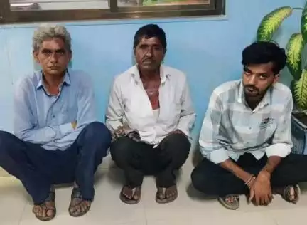 અમરેલી જિલ્લાના સાવરકુંડલાના મોટા ઝીંઝુડા ગામે જાહેરમાં જુગાર રમતા ત્રણ શખ્સોને ઝડપી લેતી અમરેલી એલસીબી ટીમ