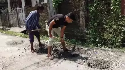 আলিপুরদুয়ার ১: রাস্তায় গর্ত বন্ধ করতে কাজে হাত লাগালেন APD পুরসভার বিরোধী দল নেতা,পুরসভার বিরূদ্ধে তোলা হচ্ছে কাজ না করার অভিযোগ